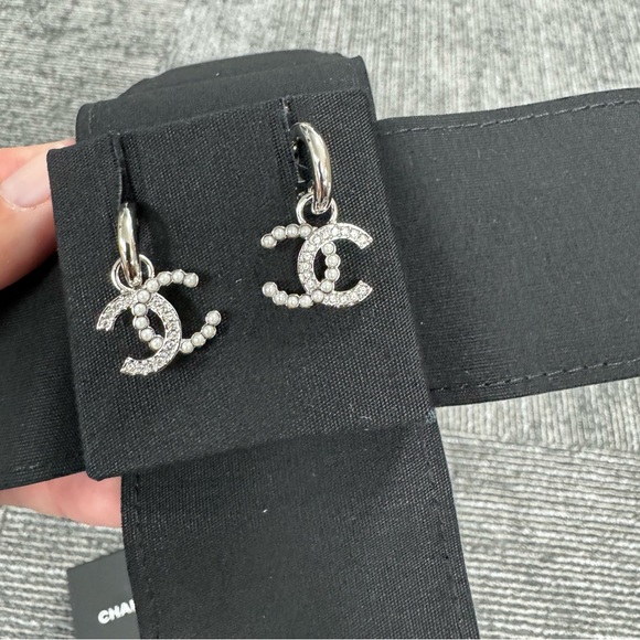 CHANEL CC LOGO EARRINGS PEARL AND CRYSTAL - Picture 5 of 10
